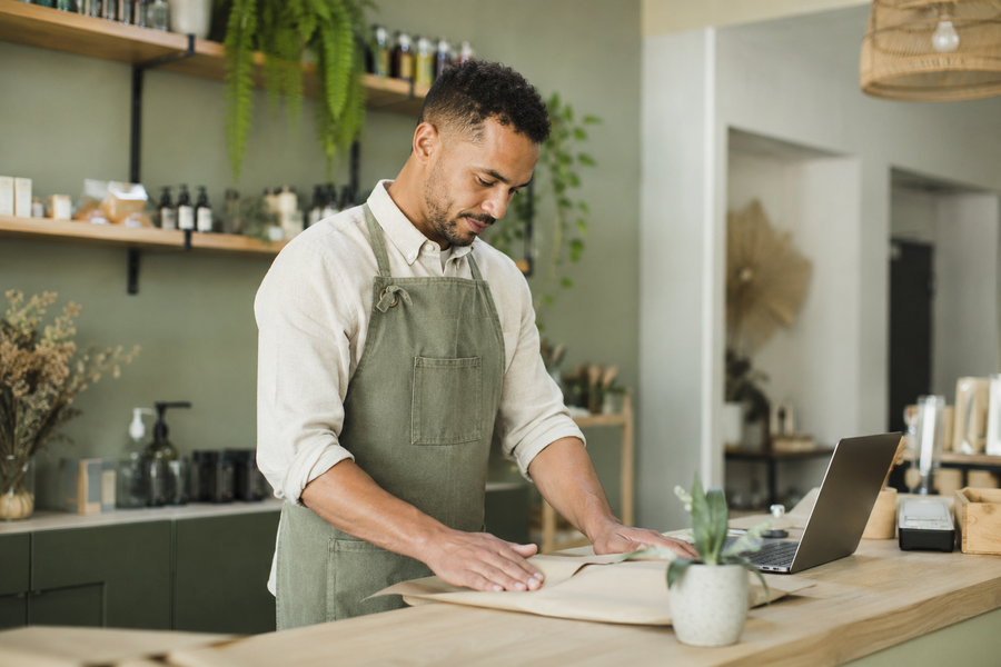 Entrepreneur individuel dans son local professionnel